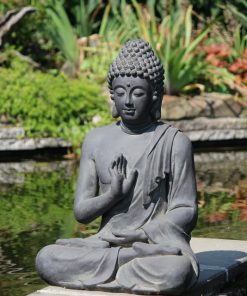 Sfeerbeeld-zittende-boeddha-bij-vijver