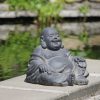 happy-boeddha-beeld-bij-de-vijver