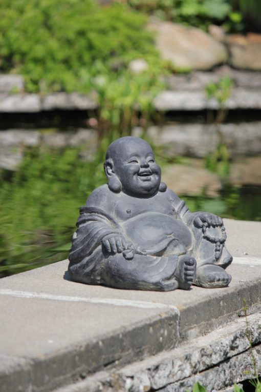 happy-boeddha-beeld-bij-de-vijver