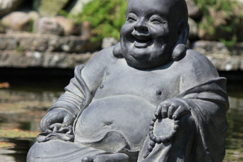 Lachende Boeddha beeld symboliseert geluk en voorspoed