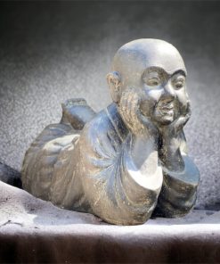 Liggende boeddha monnik steen 100cm front