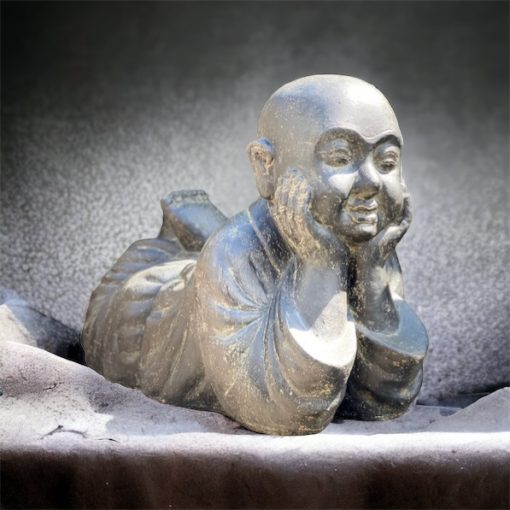 Liggende boeddha monnik steen 100cm front