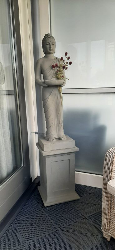 Boeddha beeld op balkon